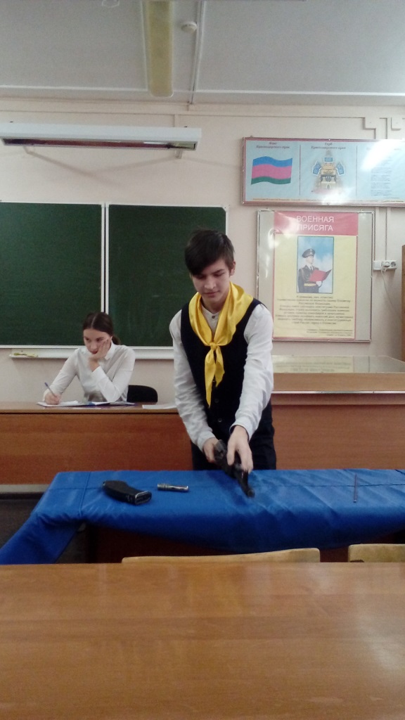 Ученик 8 класса, Кокшаров Владилав, участвует в школьных соревнованиях. 