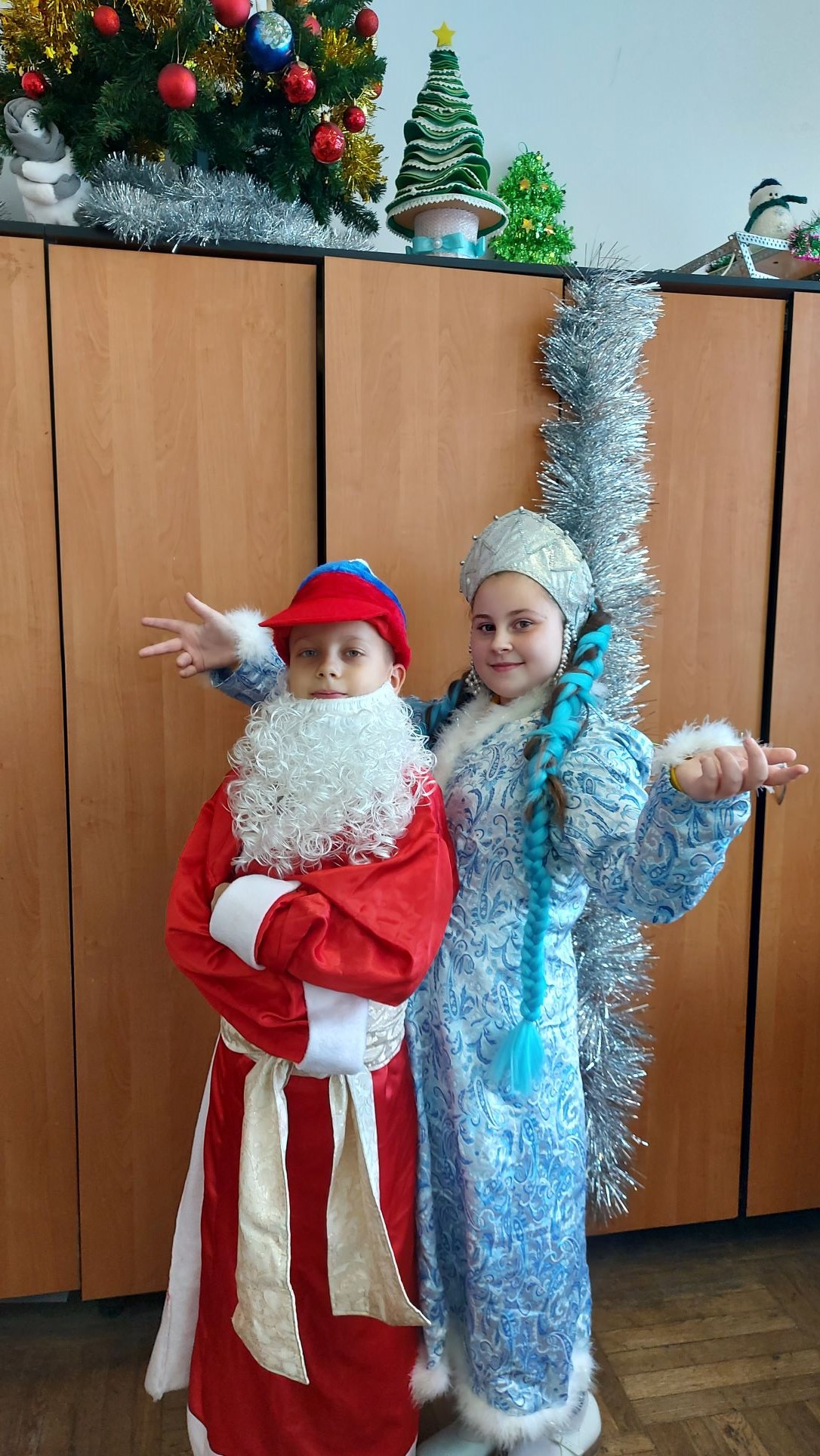 Дед Мороз и Снегурочка поздравляют с Новым годом учащихся.