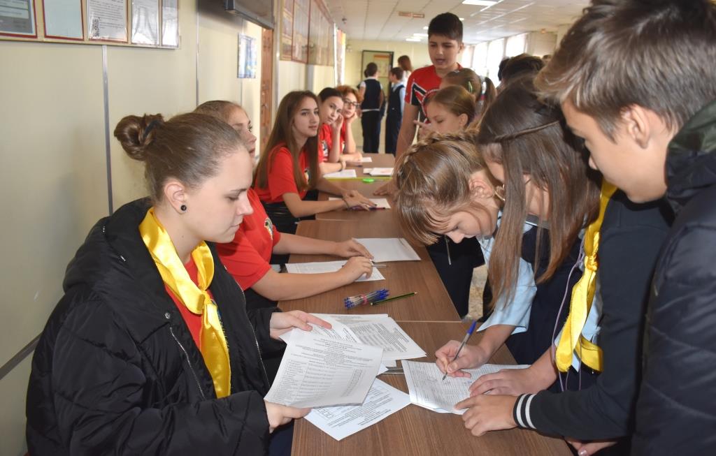 Процесс голосования на избирательном участке гимназии.
