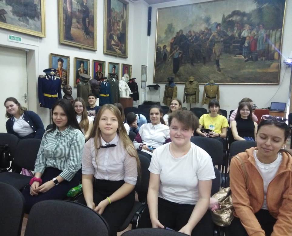 Семиклассники на просмотре кинофильма в зале музея Боевой славы.
