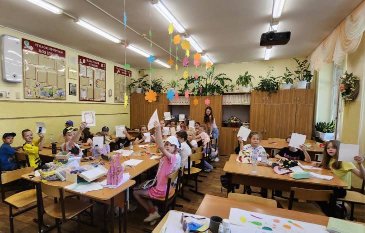 Вожатые ЛТО "Звезда", волонтёры гимназии, провели акцию "Детский телефон доверия" с воспитанниками ЛДП "Факел".