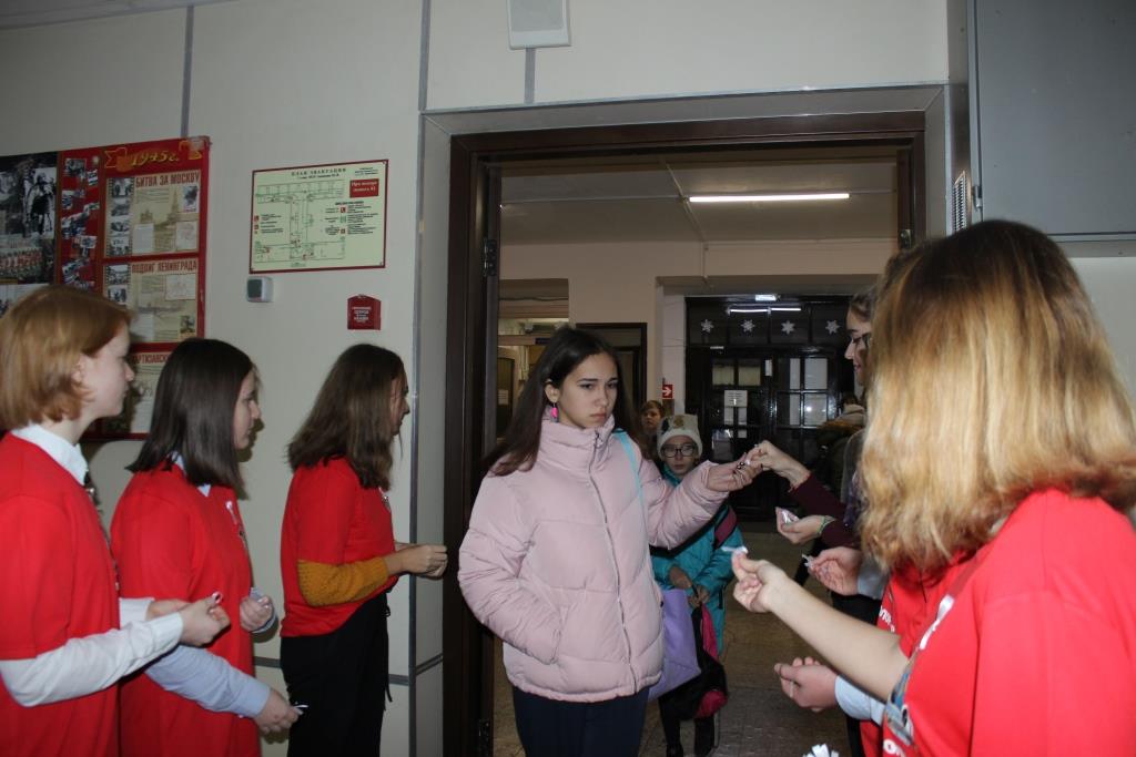 Волонтёрская акция на главном входе гимназии.