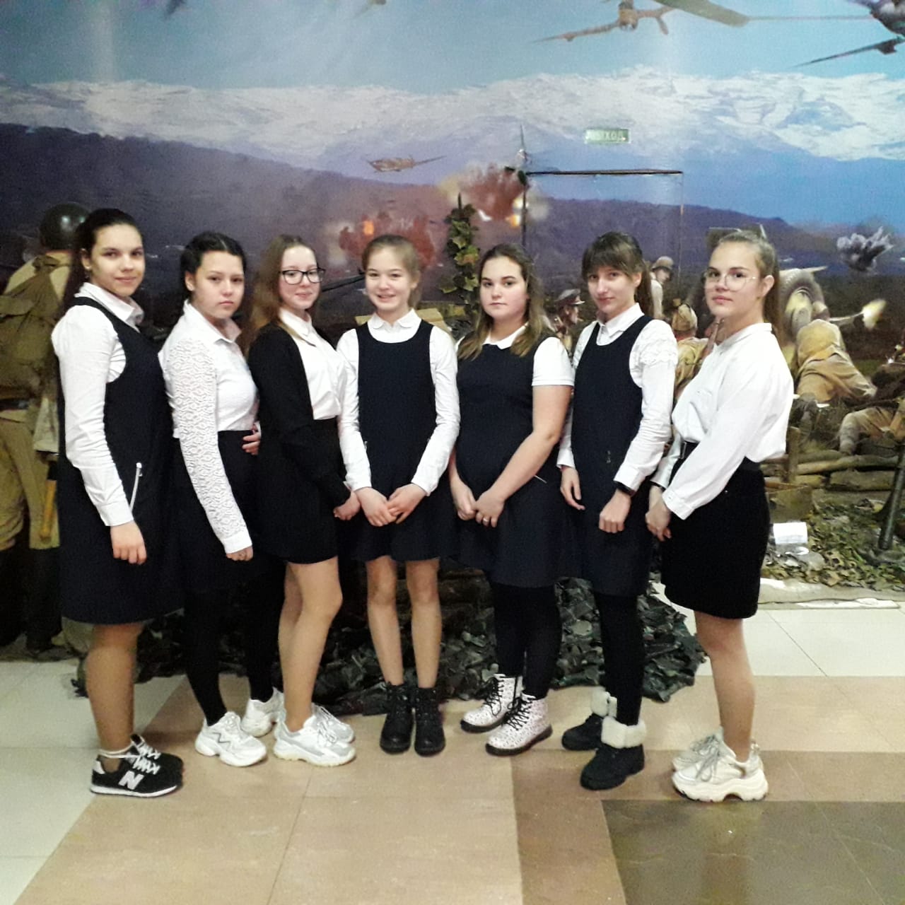 Учащиеся гимназии посетили Выставочный зал Боевой Славы.