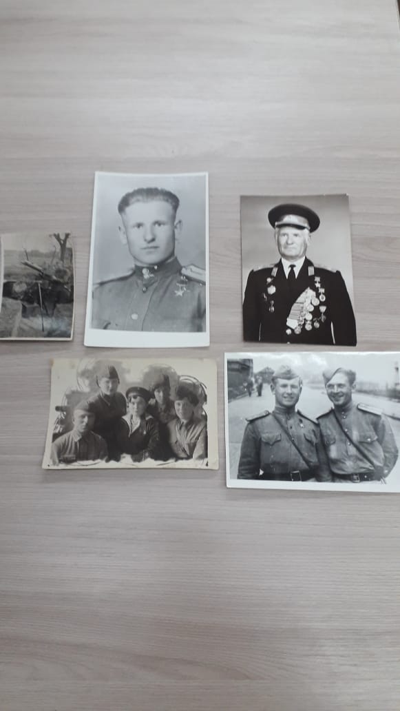 Семейные фотографии и исторические архивы.