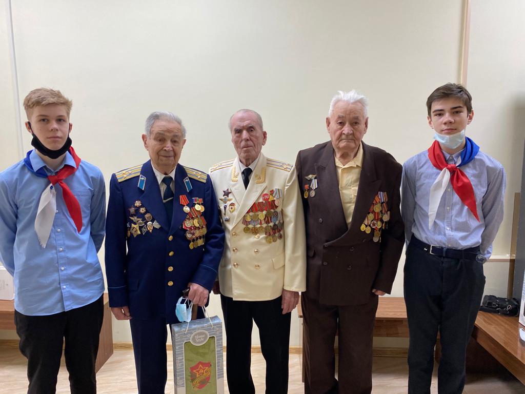Тимуровцы поздравляют ветеранов с праздником Днем Защитника Отечества.