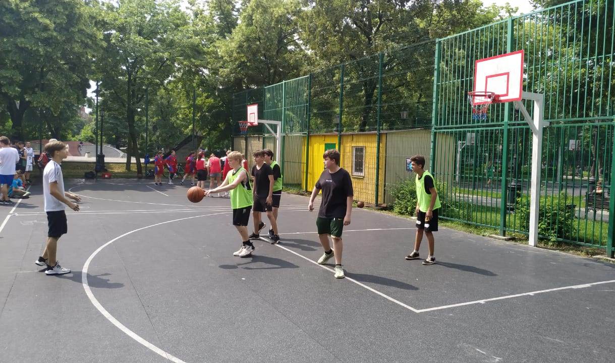 Окружные соревнования по уличному баскетболу на спортивной площадке в сквере "Дружба народов"