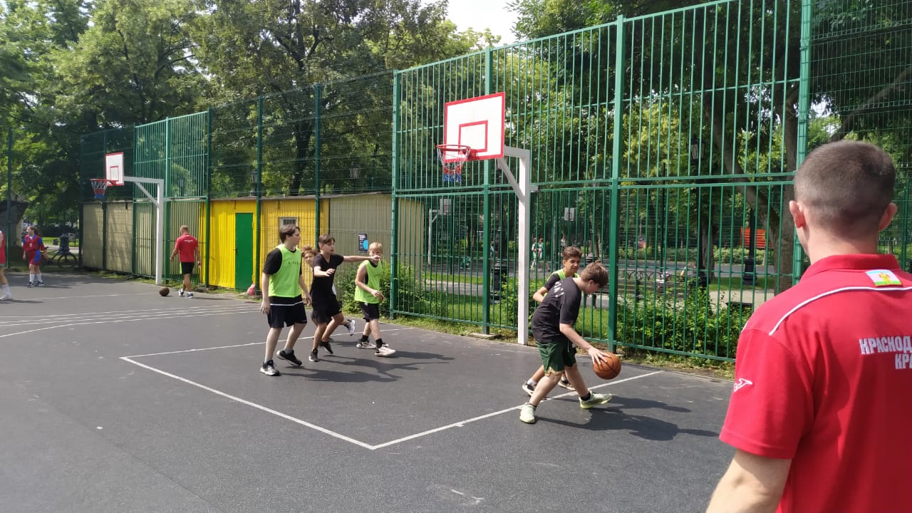 Окружные соревнования по уличному баскетболу на спортивной площадке в сквере "Дружба народов"
