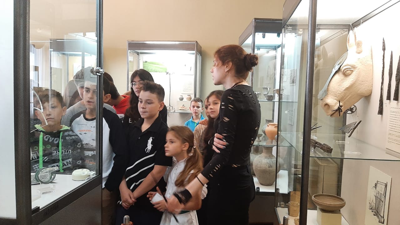5 "В" класс посетил  выставку "Древнее прошлое Кубани" в музее им. Е.Д. Фелицина.
