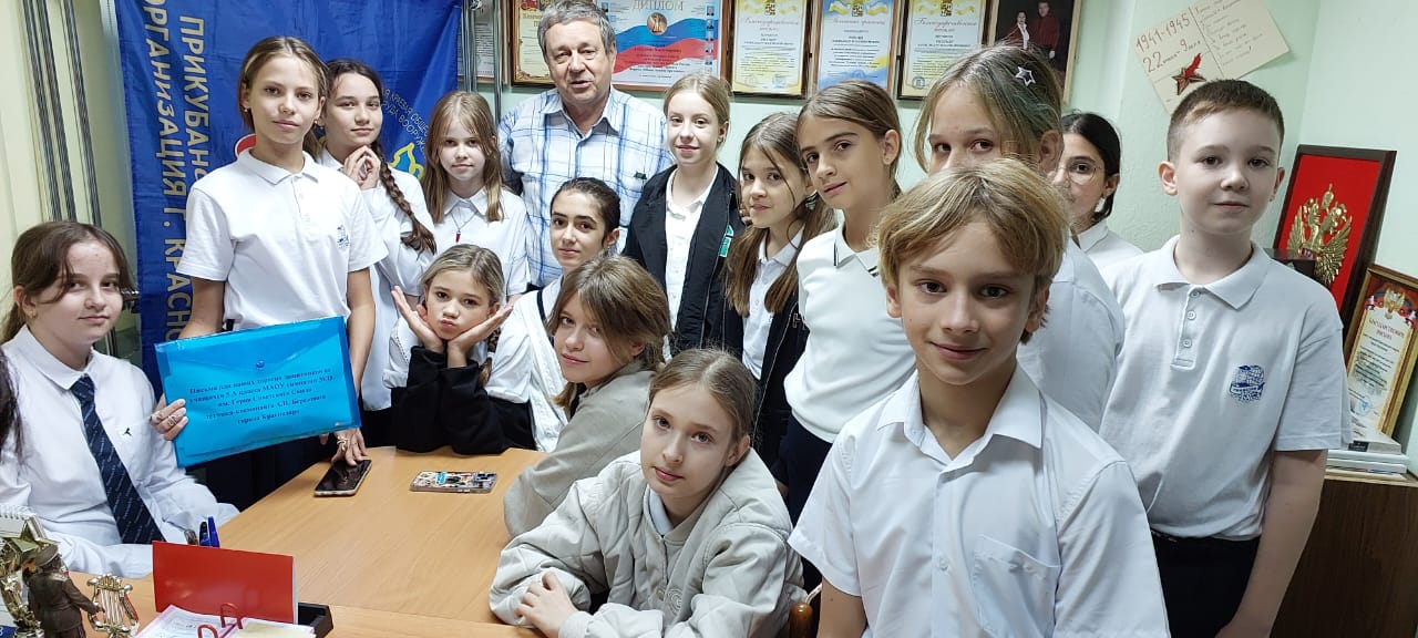 Пятиклассники передали гуманитарную помощь воинам специальной военной операции в городе Соледар Донецкой народной республики.