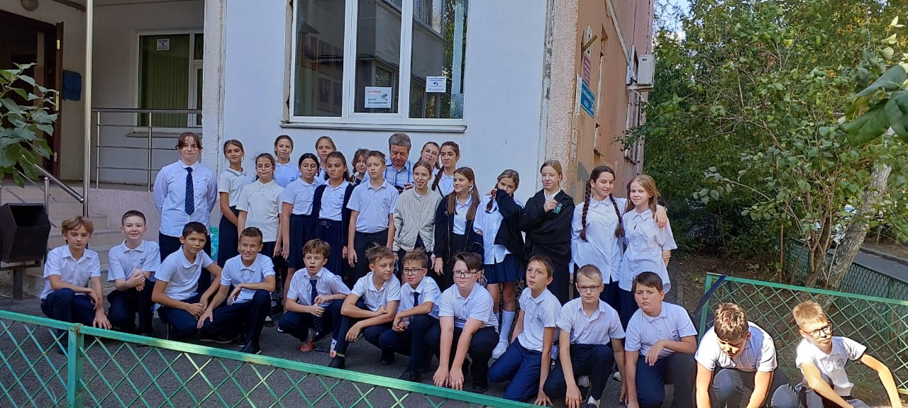 ​Пятиклассники передали гуманитарную помощь воинам специальной военной операции в городе Соледар Донецкой народной республики.