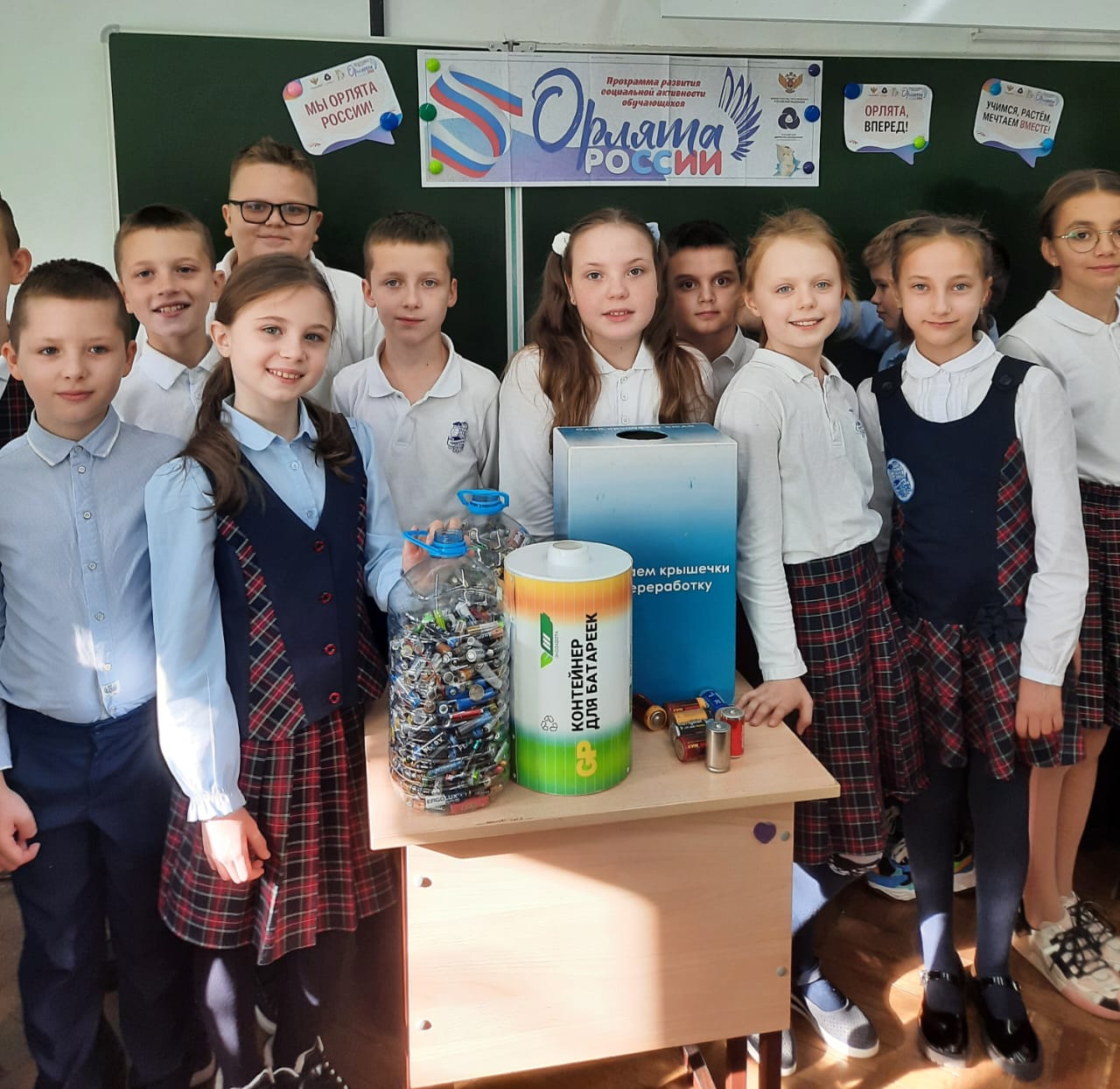 Волонтеры гимназии помогли представить экологический проект "Сдай батарейку- сохрани экологию"
