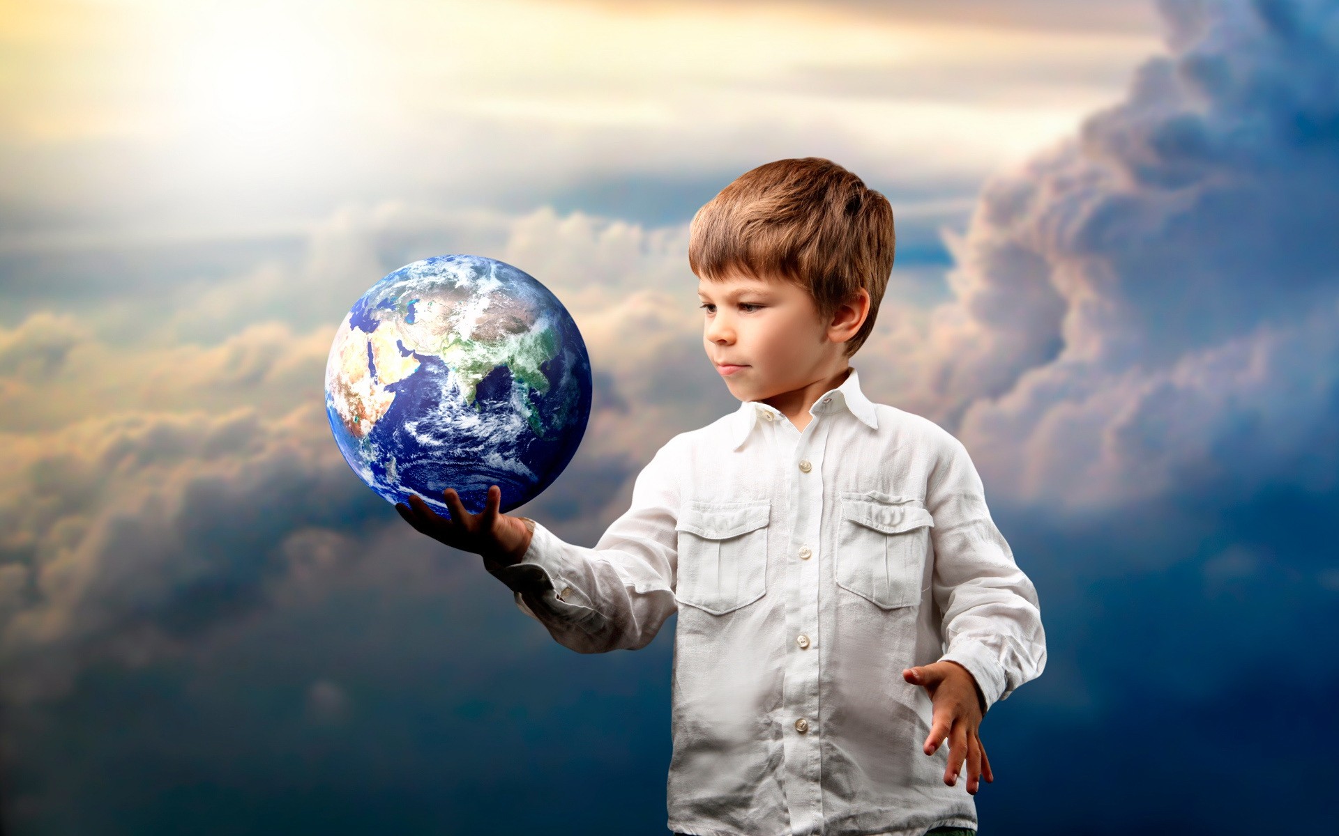 Картинка "Ребёнок держит Земной шар в руках".