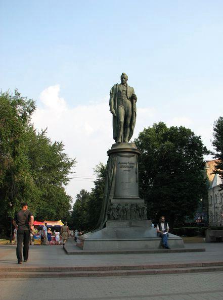 Памятник А.С.Грибоедову в г. Москве.