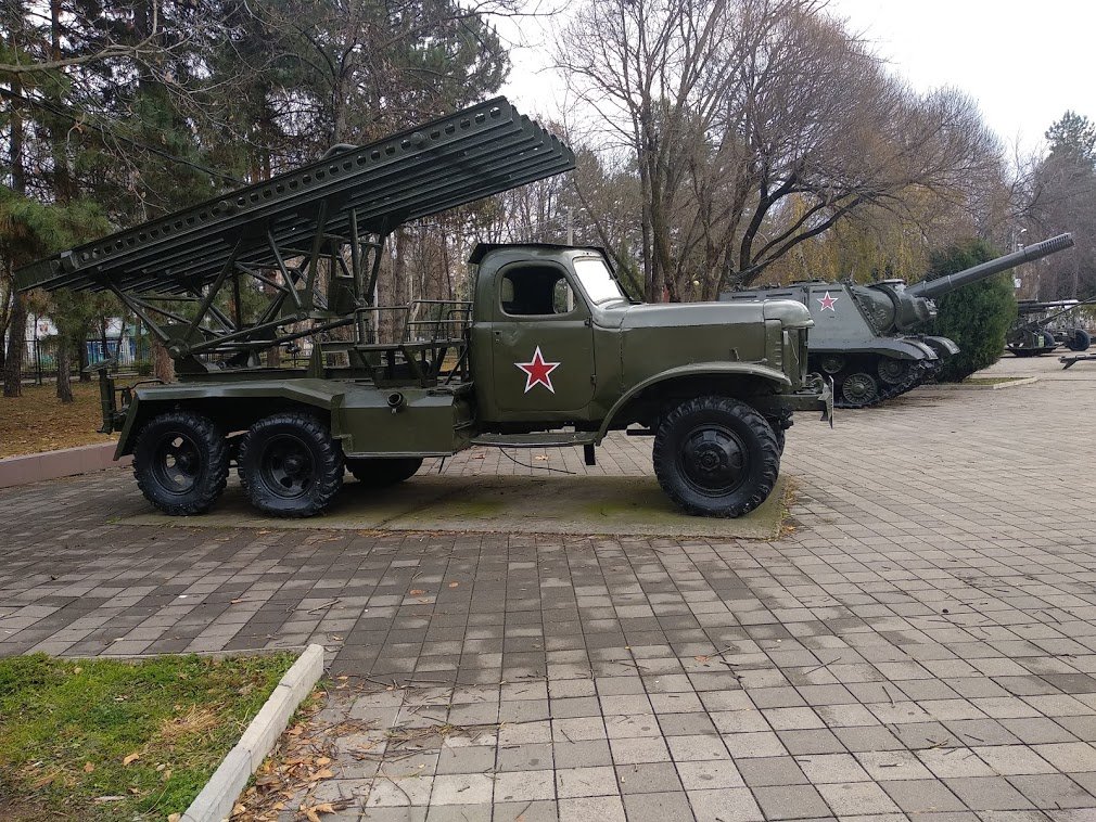 Семиклассники посетили выставочный зал  Боевой славы в парке 30-летия Победы.