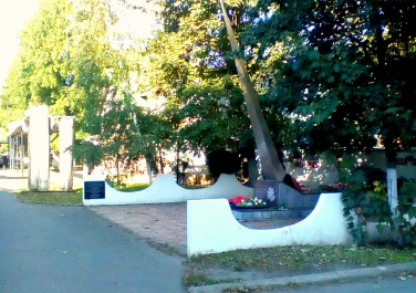 Уборка памятника неизвестному лётчику по улице Совхозной.