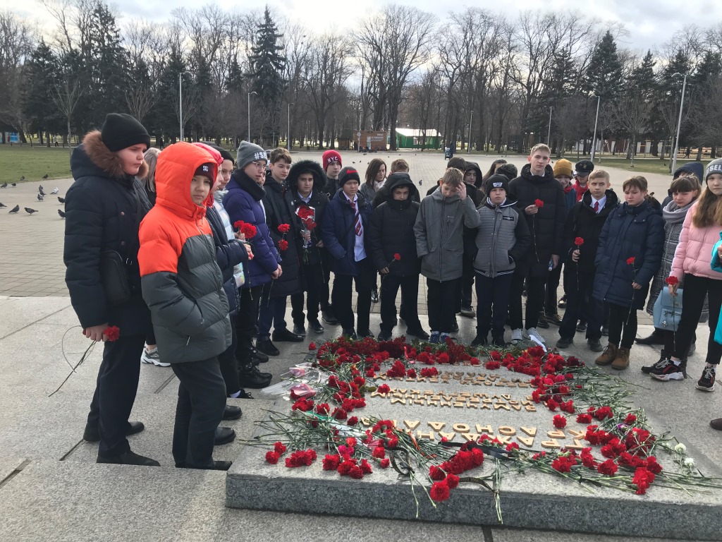 Возложение цветов к памятнику "Жертвам фашизма".