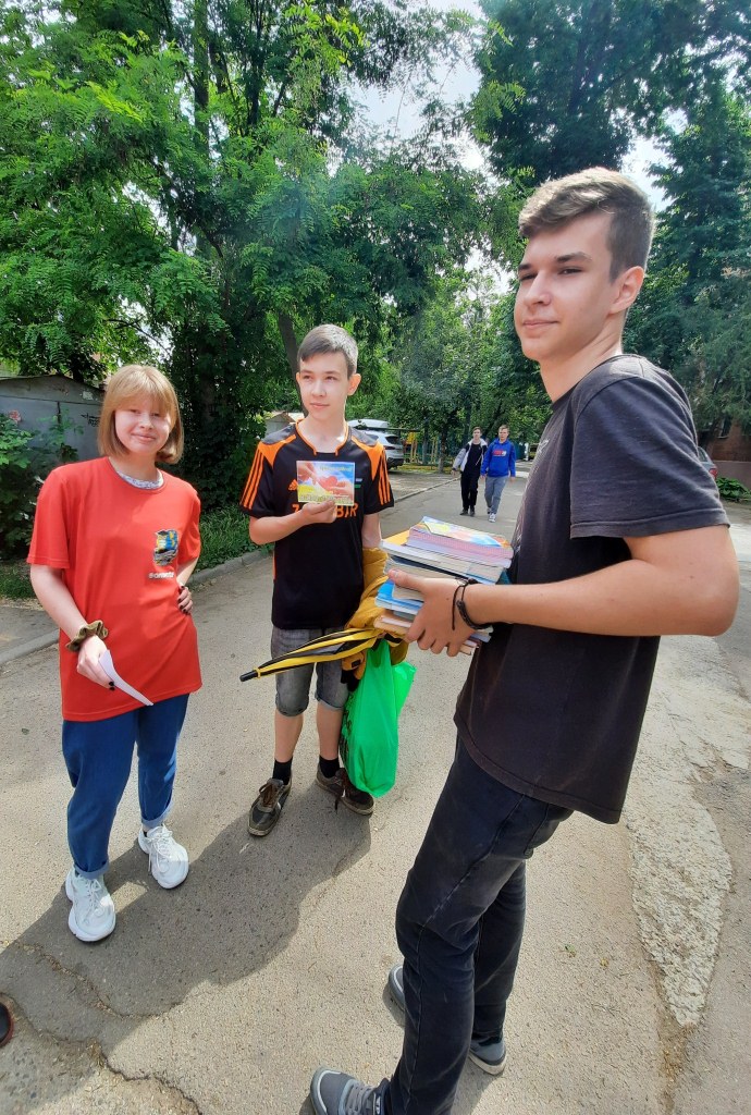 Волонтёры гимназии с листовками с информацией о "Детском телефоне доверия"