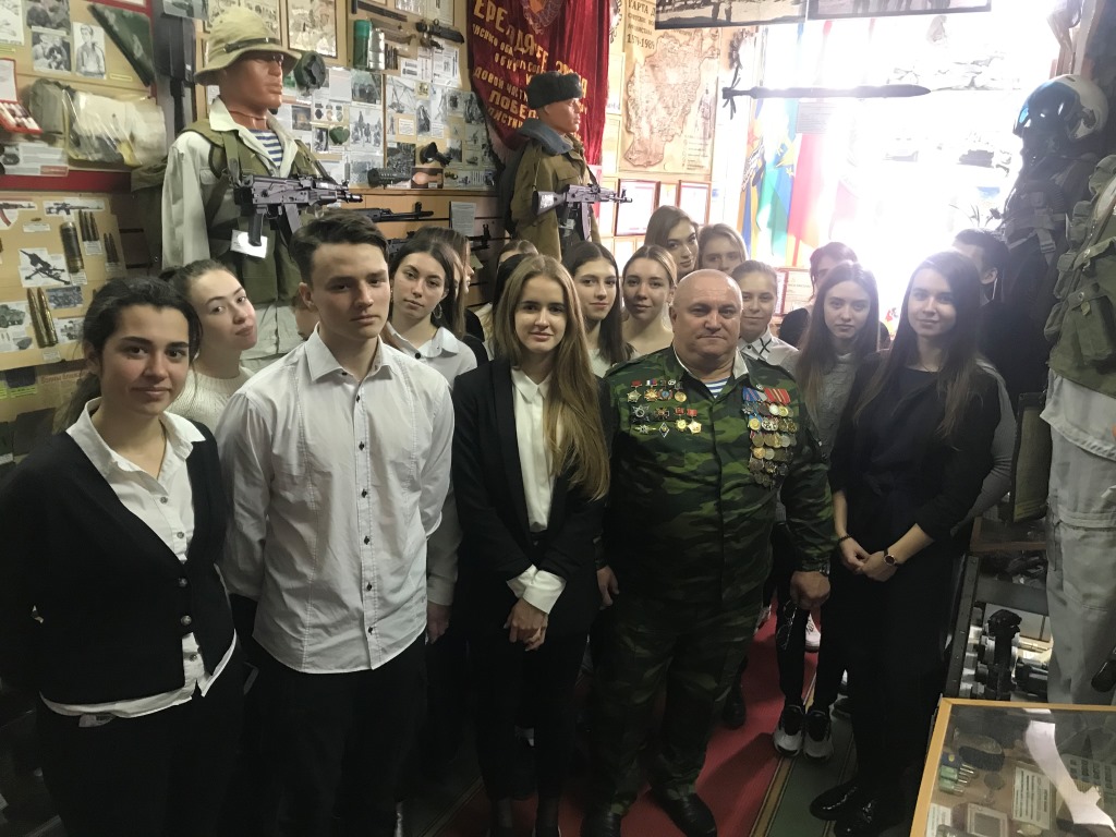 Одиннадцатиклассники в Музее боевой славы окружного отделения Всероссийского Союза ветеранов Афганистана.