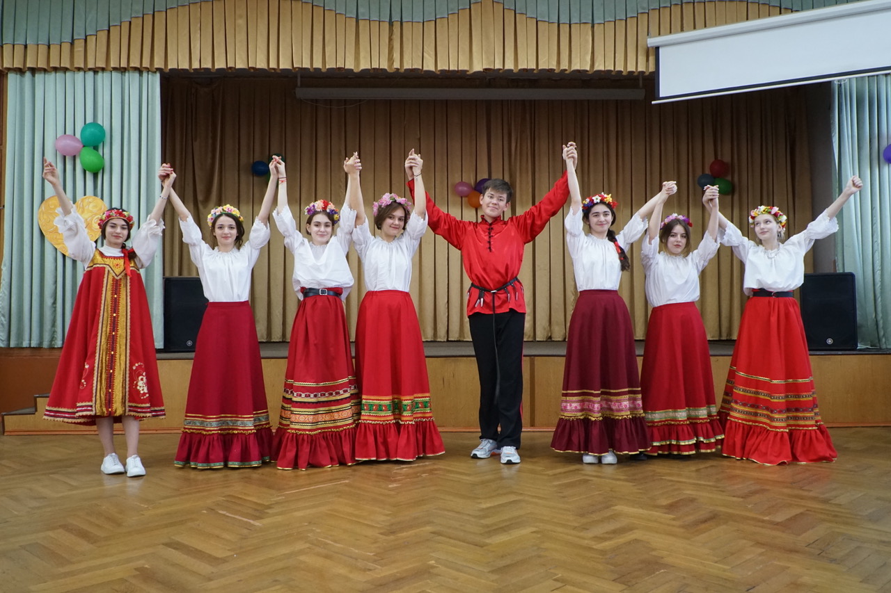 Фестиваль национальных культур. Выступление активистов ученического самоуправления.