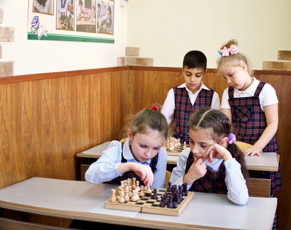 Учащиеся гимназии за игрой в шахматы.