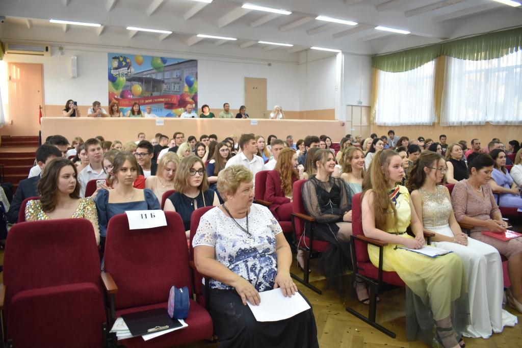 Торжественные вечера выпускников, посвящённые вручению аттестатов о среднем общем образовании. Выпускники 11-х классов в актовом зале гимназии. 