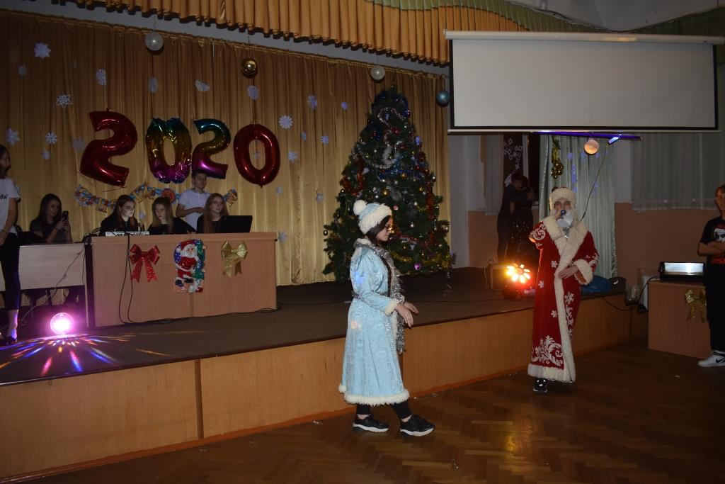 Новогодний праздник в актовом зале гимназии.