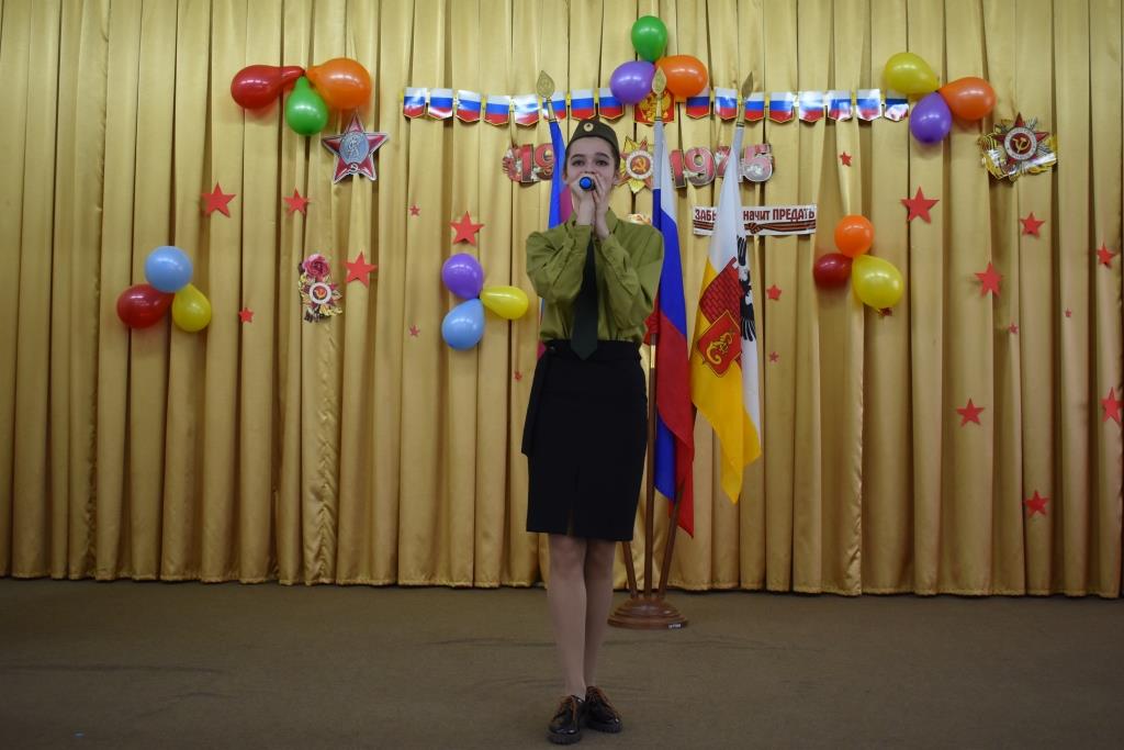  Выступление ученицы 9 "Б" класса Шапоровой В. Песня "У деревни Крюково".
