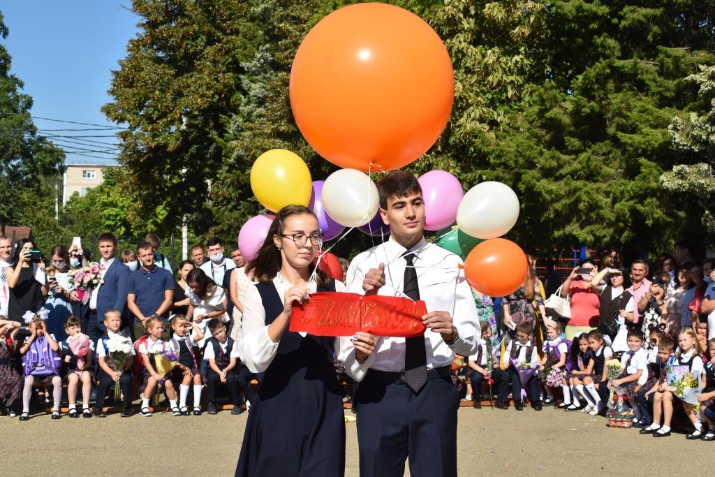 Запуск памятного вымпела на второй линейке.