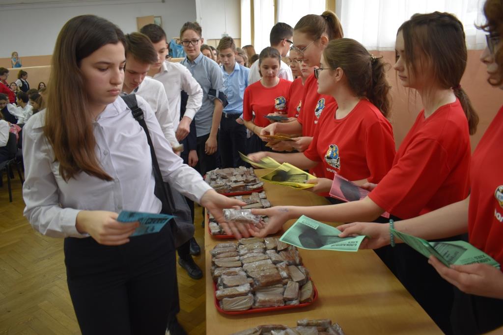 Акция памяти "Блокадный хлеб". Кусочки хлеба как символ мужества ленинградцев.