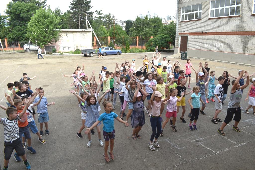 Музыкальная зарядка в ЛДП "Факел".