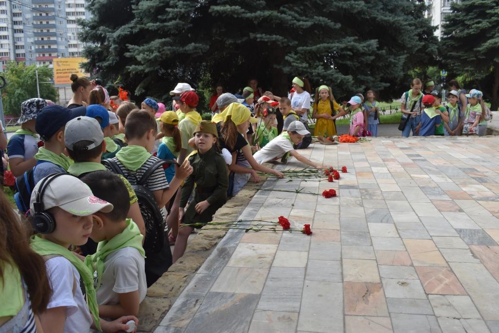 Возложение цветов к памятнику "2 самолёта"