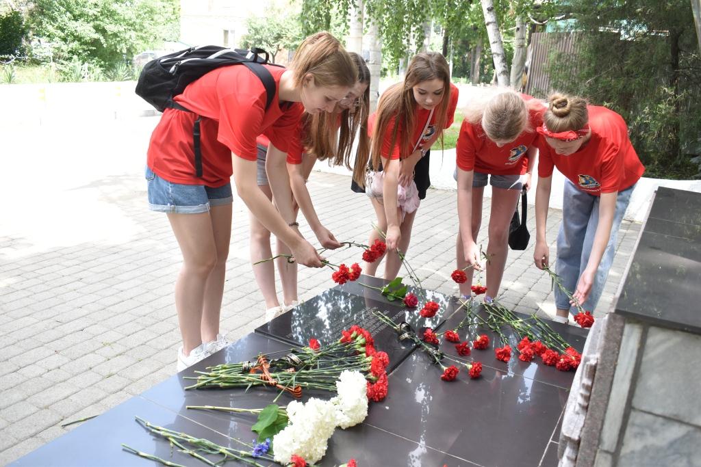 Волонтёры возлагают цветы к памятнику "Неизвестному летчику" по ул. Совхозной.