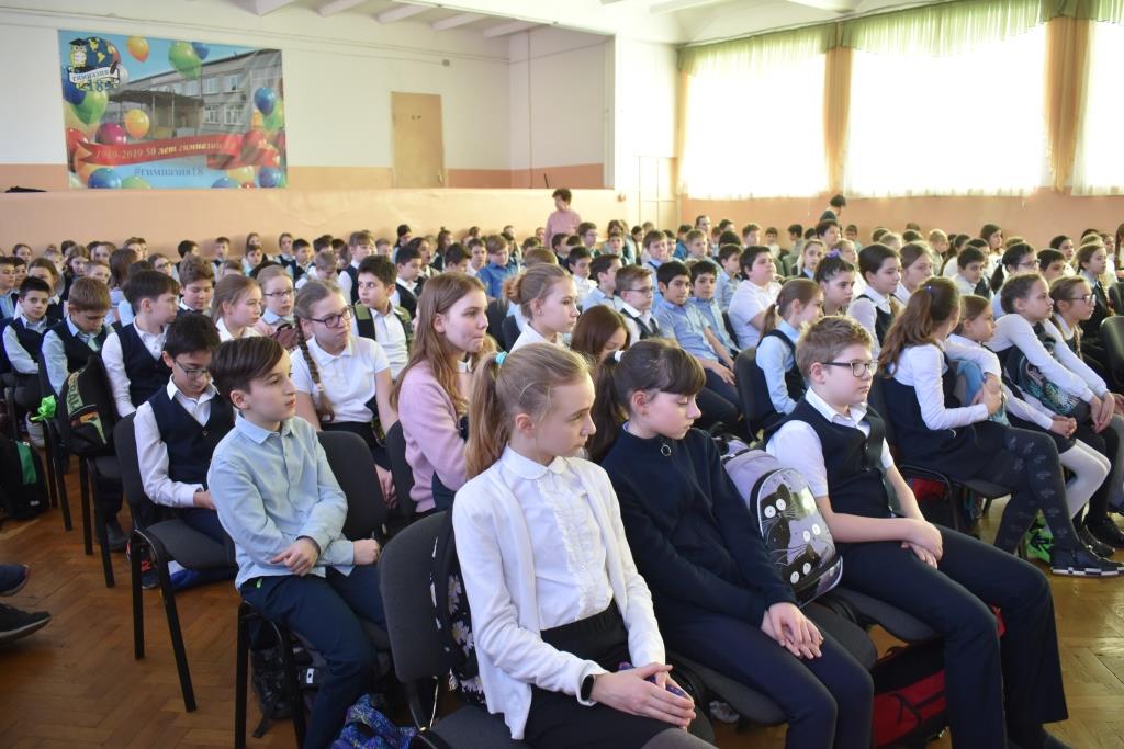 Учащиеся 5-х классов в актовом зале знакомятся с литературно-музыкальной композицией "Битва за Москву!"
