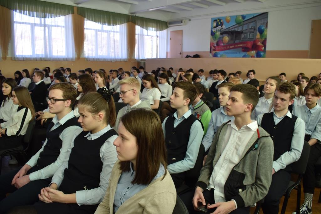 Учащиеся 8-х классов знакомятся с литературно-музыкальной композицией "Битва за Москву!"
