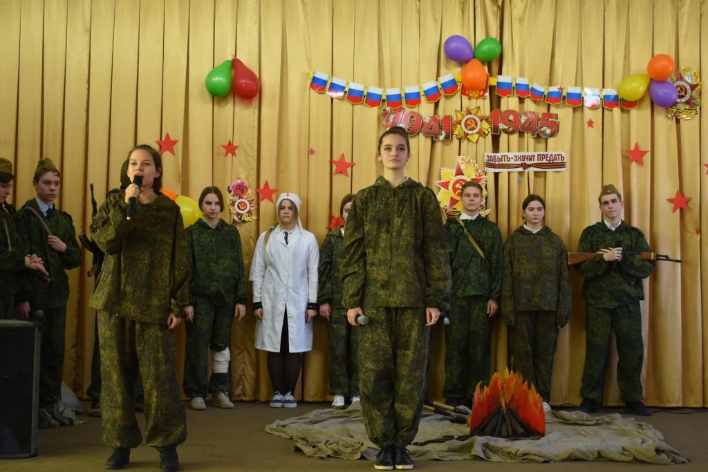 Выступление учащихся 9-х классов перед параллелями 5, 8-х классов "Битва за Москву!"