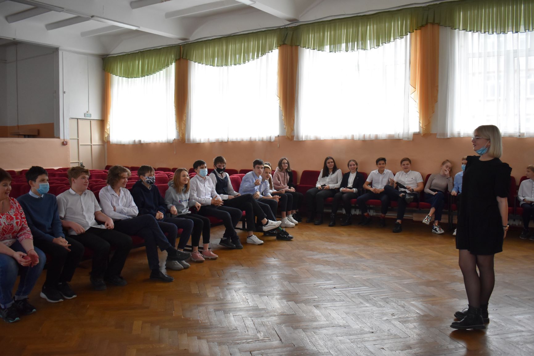 Волонтерские психологические тренинги в актовом зале гимназии.