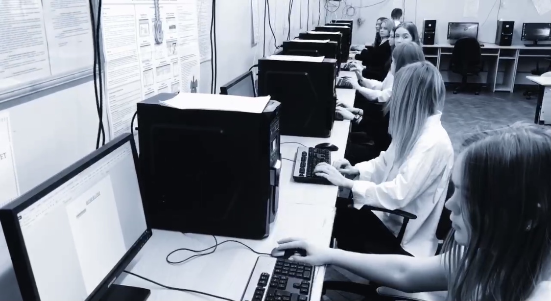 Работа команды школьного ученического самоуправления в компьютерном классе.
