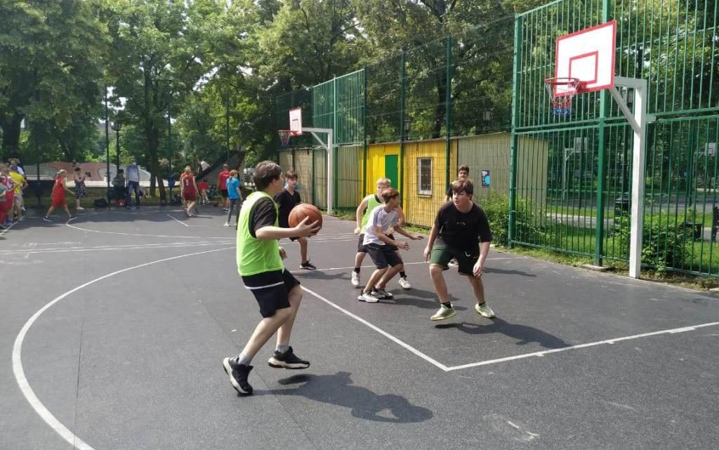 Окружные соревнования по уличному баскетболу на спортивной площадке в сквере "Дружба народов"