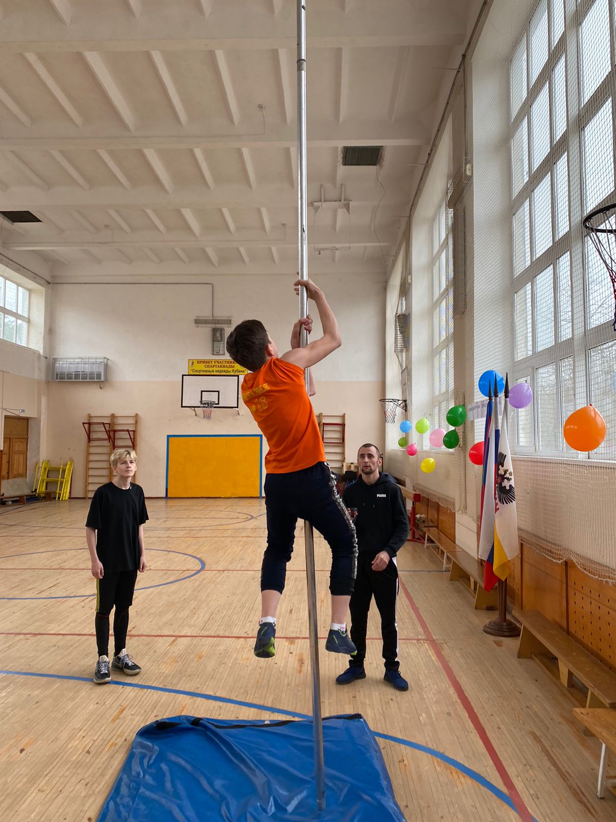 Спортивные соревнования "А ну-ка, парни!" ко Дню защитника Отечества.