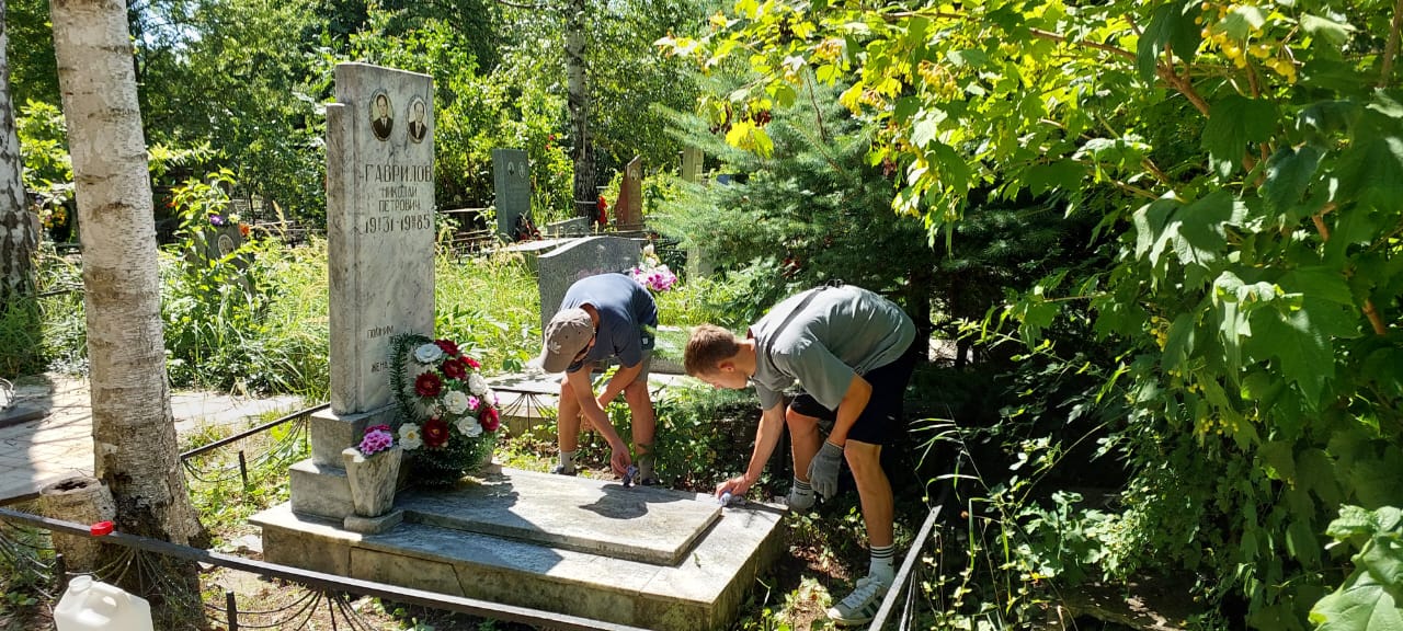  Воспитанники ЛТО "Звезда" приняли участие в тимуровской акции, привели в порядок могилу Золотовского Андрея.