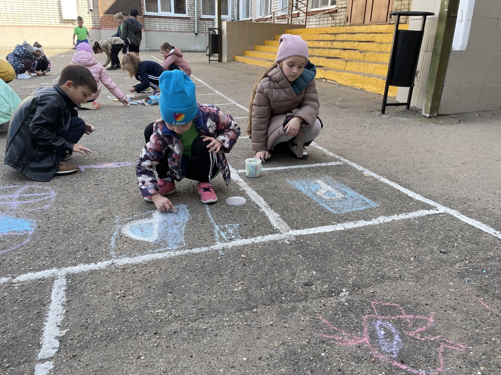 Волонтёрская акция с младшими школьниками "Дорожная азбука" в 1 "Б" и 1 "Д" классах.